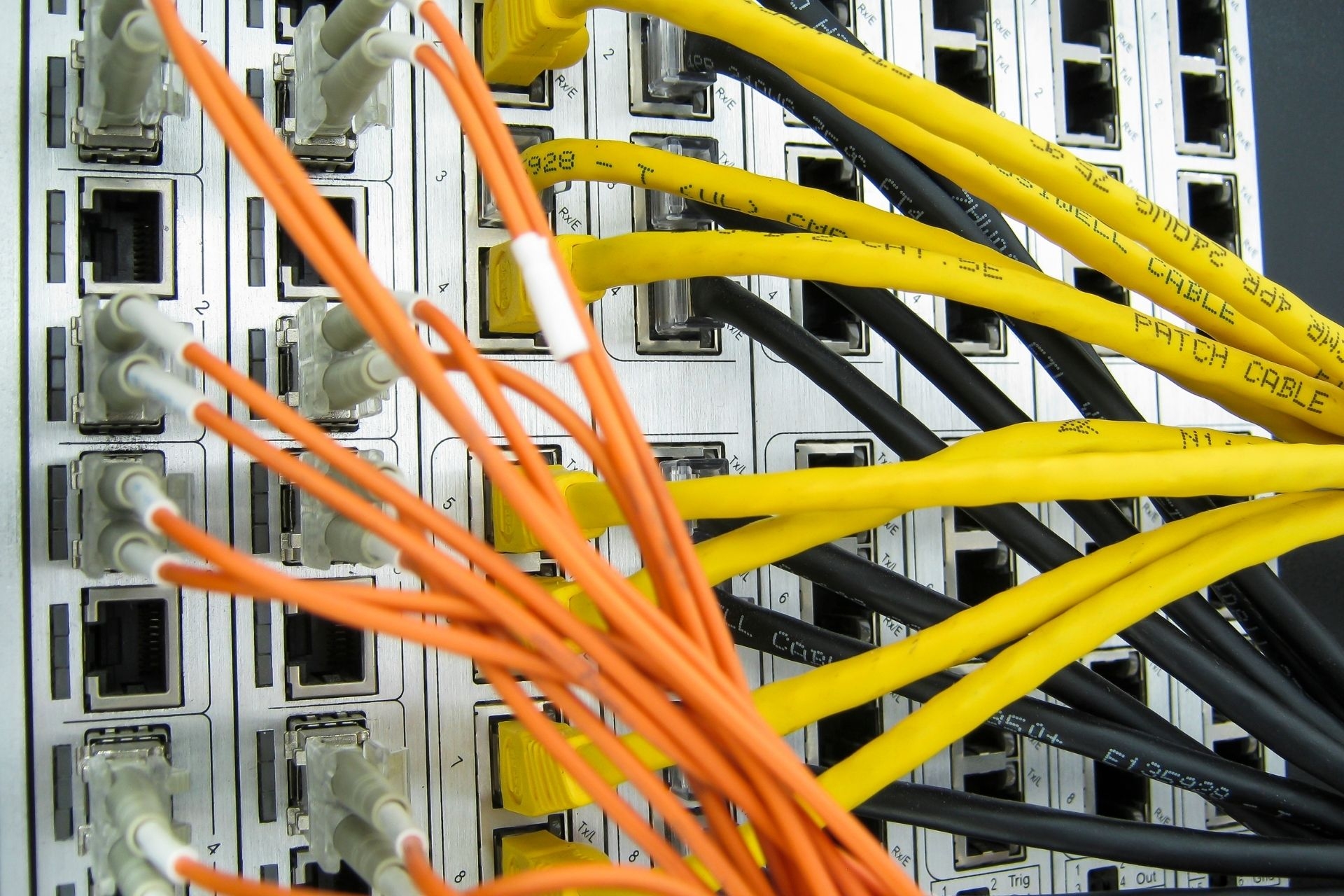 How does DWDM differ from traditional wavelength division multiplexing in terms of the number of wavelengths used and the spacing between them?