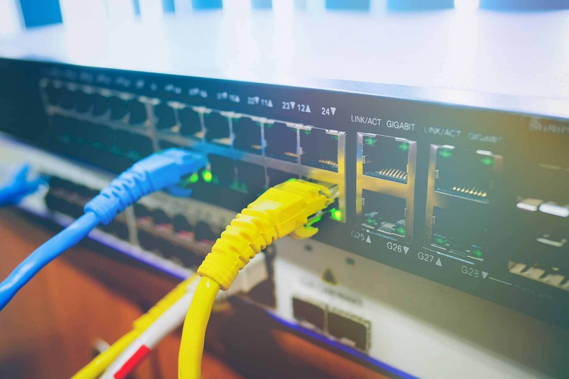 Can an OTDR accurately detect fiber breaks and bends in a network?